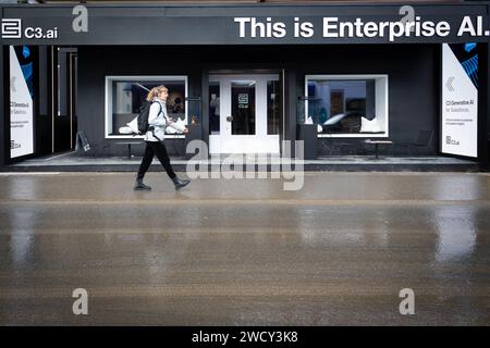 Davos, Schweiz. Januar 2024. Eine Person läuft an einem temporären KI-Stand entlang der Hauptpromenade vorbei, die dieses Jahr von KI dominiert wird. Unternehmen der Künstlichen Intelligenz säumen die Straße, die nach potenziellen Investitionen suchen und die Möglichkeit haben, sich mit Teilnehmern des World Economic Forum zu vernetzen. Das Thema des 54. Weltwirtschaftsforums (WEF), das von Klaus Schwab veranstaltet wird, ist die Wiederherstellung des Vertrauens in die Zukunft innerhalb der Gesellschaften und zwischen den Nationen. Die einwöchige WEF-Veranstaltung bringt weltweit führende Unternehmen und Branchenführer zusammen, um die Zukunft der Welt zu gestalten. Quelle: SOPA Images Limited/Alamy Live News Stockfoto