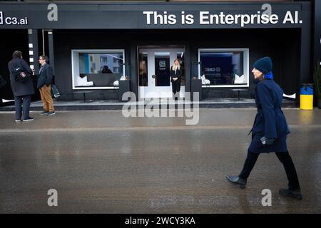 Davos, Schweiz. Januar 2024. Eine Person läuft an einem temporären KI-Stand entlang der Hauptpromenade vorbei, die dieses Jahr von KI dominiert wird. Unternehmen der Künstlichen Intelligenz säumen die Straße, die nach potenziellen Investitionen suchen und die Möglichkeit haben, sich mit Teilnehmern des World Economic Forum zu vernetzen. Das Thema des 54. Weltwirtschaftsforums (WEF), das von Klaus Schwab veranstaltet wird, ist die Wiederherstellung des Vertrauens in die Zukunft innerhalb der Gesellschaften und zwischen den Nationen. Die einwöchige WEF-Veranstaltung bringt weltweit führende Unternehmen und Branchenführer zusammen, um die Zukunft der Welt zu gestalten. Quelle: SOPA Images Limited/Alamy Live News Stockfoto