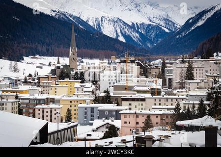 Davos, Schweiz. Januar 2024. Ein Überblick über die Innenstadt von Davos, wo KI die Agenda des diesjährigen Weltwirtschaftsforums dominiert. Das Thema des 54. Weltwirtschaftsforums (WEF), das von Klaus Schwab veranstaltet wird, ist die Wiederherstellung des Vertrauens in die Zukunft innerhalb der Gesellschaften und zwischen den Nationen. Die einwöchige WEF-Veranstaltung bringt weltweit führende Unternehmen und Branchenführer zusammen, um die Zukunft der Welt zu gestalten. Quelle: SOPA Images Limited/Alamy Live News Stockfoto