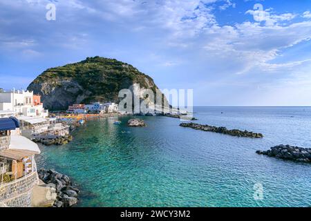 Blick auf Santangelo, ein charmantes Fischerdorf und beliebtes Touristenziel auf der Insel Ischia in Süditalien. Stockfoto