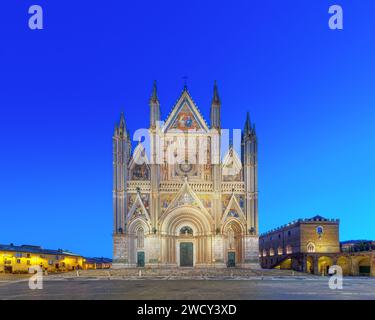 Orvieto, Italien an der Kathedrale und dem plaza zur blauen Stunde. Stockfoto