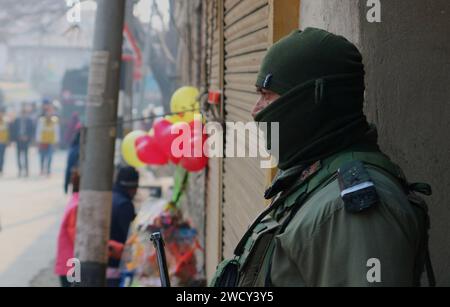 Srinagar Kaschmir, Indien. Januar 2024. Ein indischer paramilitärischer Soldat steht vor einer Gurudwara aus Anlass des Geburtstages des zehnten Sikh Guru Shri Guru Gobind Singh in Srinagar in Alarmbereitschaft. Am 17. Januar 2024 In Srinagar Kaschmir, Indien. (Kreditbild: © Firdous Nazir/OKULARIS via ZUMA Press Wire) NUR REDAKTIONELLE VERWENDUNG! Nicht für kommerzielle ZWECKE! Stockfoto