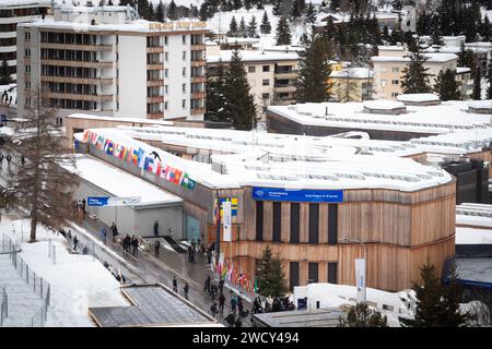 Davos, Schweiz. Januar 2024. Ein Überblick über das Kongresszentrum von Davos, in dem KI die Tagesordnung des diesjährigen Weltwirtschaftsforums dominiert. Das Thema des 54. Weltwirtschaftsforums (WEF), das von Klaus Schwab veranstaltet wird, ist die Wiederherstellung des Vertrauens in die Zukunft innerhalb der Gesellschaften und zwischen den Nationen. Die einwöchige WEF-Veranstaltung bringt weltweit führende Unternehmen und Branchenführer zusammen, um die Zukunft der Welt zu gestalten. (Foto: Andy Barton/SOPA Images/SIPA USA) Credit: SIPA USA/Alamy Live News Stockfoto