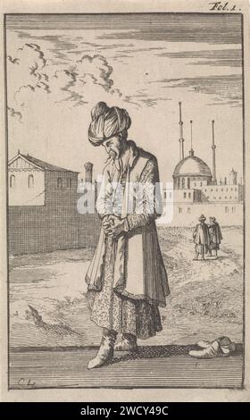 Stehender Türke im Gebet, Caspar Luyken, 1696 Druck oben rechts markiert: Fol. 1. Amsterdamer Papier, das eine Person betet. Asiatische Rassen und Völker: Türken Stockfoto