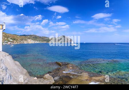 Insel Ischia in Italien: Panoramablick auf den Strand von Maronti. Stockfoto