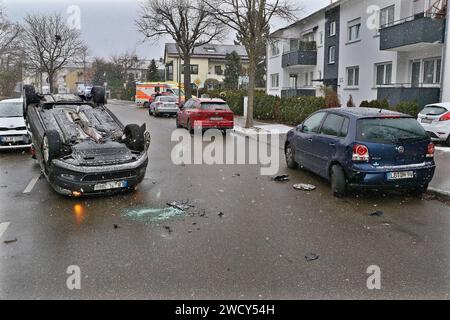 ***INFOUPDATE PRESSEMITTEILUNG*** Tödlicher Verkehrsunfall in Kornwestheim - Fahrer stirbt im Krankenhaus 15.01.2024: Pressemitteilung der Staatsanwaltschaft Stuttgart und des Polizeipräsidiums Ludwigsburg: Polizeipräsidium Ludwigsburg POL-LB: Staatsanwaltschaft Stuttgart und Polizeipräsidium Ludwigsburg: Kornwestheim: Unfall in der Ludwig-Herr-Straße Ludwigsburg ots ein medizinischer Notfall dürfte ursächlich für einen Unfall gewesen sein, der sich am Montag 15.01.2024 gegen 12,30 Uhr in Kornwestheim in der Ludwig-Herr-Straße ereignete. Ein 77 Jahre alter VW Polo-Lenker verlor gemäß den bisher Stockfoto