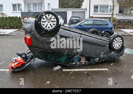 ***INFOUPDATE PRESSEMITTEILUNG*** Tödlicher Verkehrsunfall in Kornwestheim - Fahrer stirbt im Krankenhaus 15.01.2024: Pressemitteilung der Staatsanwaltschaft Stuttgart und des Polizeipräsidiums Ludwigsburg: Polizeipräsidium Ludwigsburg POL-LB: Staatsanwaltschaft Stuttgart und Polizeipräsidium Ludwigsburg: Kornwestheim: Unfall in der Ludwig-Herr-Straße Ludwigsburg ots ein medizinischer Notfall dürfte ursächlich für einen Unfall gewesen sein, der sich am Montag 15.01.2024 gegen 12,30 Uhr in Kornwestheim in der Ludwig-Herr-Straße ereignete. Ein 77 Jahre alter VW Polo-Lenker verlor gemäß den bisher Stockfoto