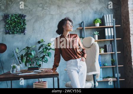 Porträt eines eleganten, klug gesinnten Firmengründers, der ein interessiertes Fenster zum Brainstorming des Innenraums des Loft Business Centers im Inneren des Lofts sucht Stockfoto