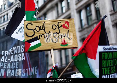 Ein globaler Tag der Proteste zog Tausende von Menschen, darunter Kinder, an, die sich ihren Weg durch das Zentrum Londons für einen pro-palästinensischen marsch bahnten, Teil eines globalen Aktionstages gegen den längsten und tödlichsten Krieg zwischen Israel und Palästinensern seit 75 Jahren. Die Demonstranten hielten Banner, Fahnen und Plakate hoch, als sie entlang des Ufers an der Themse gingen, um das palästinensische Volk in Gaza zu unterstützen. London, Vereinigtes Königreich. Stockfoto