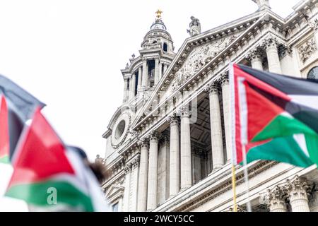 Ein globaler Tag der Proteste zog Tausende von Menschen, darunter Kinder, an, die sich ihren Weg durch das Zentrum Londons für einen pro-palästinensischen marsch bahnten, Teil eines globalen Aktionstages gegen den längsten und tödlichsten Krieg zwischen Israel und Palästinensern seit 75 Jahren. Die Demonstranten hielten Banner, Fahnen und Plakate hoch, als sie entlang des Ufers an der Themse gingen, um das palästinensische Volk in Gaza zu unterstützen. London, Vereinigtes Königreich. Stockfoto