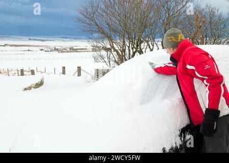 Schneeräumung vom Auto, Orkney, Januar 2024 Stockfoto