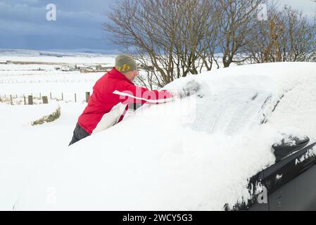 Schneeräumung vom Auto, Orkney, Januar 2024 Stockfoto