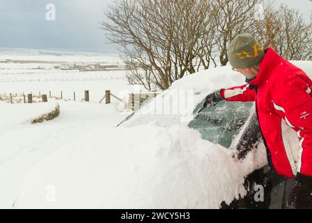 Schneeräumung vom Auto, Orkney, Januar 2024 Stockfoto