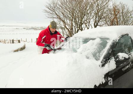 Schneeräumung vom Auto, Orkney, Januar 2024 Stockfoto