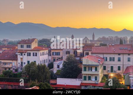 Blick auf die Skyline von Pisa, die Toskana, Italien und die Stadt bei Sonnenaufgang. Stockfoto