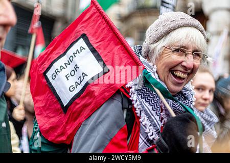 Ein globaler Tag der Proteste zog Tausende von Menschen, darunter Kinder, an, die sich ihren Weg durch das Zentrum Londons für einen pro-palästinensischen marsch bahnten, Teil eines globalen Aktionstages gegen den längsten und tödlichsten Krieg zwischen Israel und Palästinensern seit 75 Jahren. Die Demonstranten hielten Banner, Fahnen und Plakate hoch, als sie entlang des Ufers an der Themse gingen, um das palästinensische Volk in Gaza zu unterstützen. London, Vereinigtes Königreich. Stockfoto