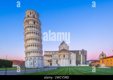 PISA, ITALIEN - 17. DEZEMBER 2021: Der schiefe Turm von Pisa auf dem Platz der Wunder in der Dämmerung. Stockfoto