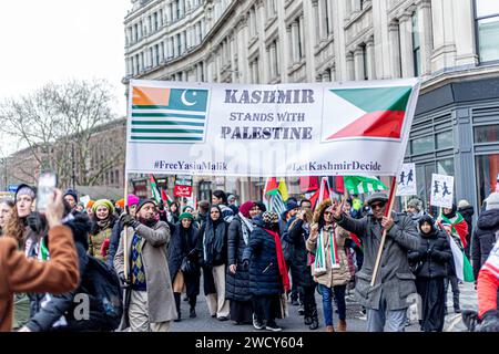 Ein globaler Tag der Proteste zog Tausende von Menschen, darunter Kinder, an, die sich ihren Weg durch das Zentrum Londons für einen pro-palästinensischen marsch bahnten, Teil eines globalen Aktionstages gegen den längsten und tödlichsten Krieg zwischen Israel und Palästinensern seit 75 Jahren. Die Demonstranten hielten Banner, Fahnen und Plakate hoch, als sie entlang des Ufers an der Themse gingen, um das palästinensische Volk in Gaza zu unterstützen. London, Vereinigtes Königreich. Stockfoto