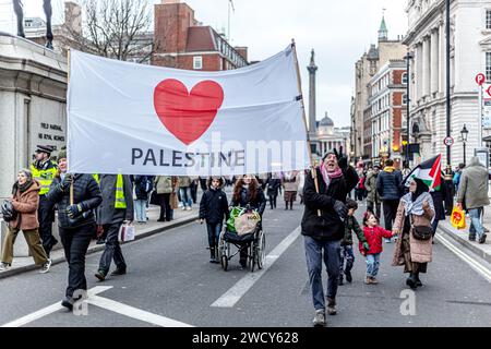 Ein globaler Tag der Proteste zog Tausende von Menschen, darunter Kinder, an, die sich ihren Weg durch das Zentrum Londons für einen pro-palästinensischen marsch bahnten, Teil eines globalen Aktionstages gegen den längsten und tödlichsten Krieg zwischen Israel und Palästinensern seit 75 Jahren. Die Demonstranten hielten Banner, Fahnen und Plakate hoch, als sie entlang des Ufers an der Themse gingen, um das palästinensische Volk in Gaza zu unterstützen. London, Vereinigtes Königreich. Stockfoto