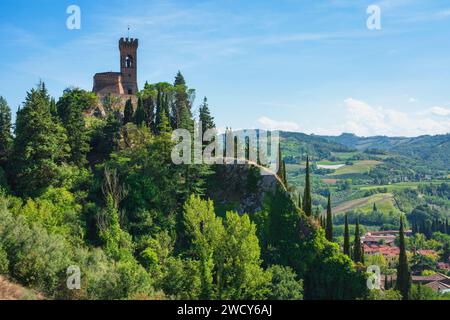 Brisighella historischer Uhrturm auf der Klippe. Diese Architektur aus den 1800er Jahren ist als Torre dell'Orologio bekannt. Provinz Ravenna, Region Emilia Romagna, I Stockfoto