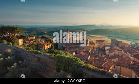 Massa Marittima Altstadt und Dom San Cerbone im Hintergrund. Blick von der Festung Cassero Senese. Toskana Region, Italien. Stockfoto