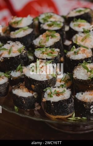 Nahaufnahme von gebratenem Lachs-Sushi Stockfoto