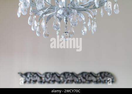 Ein abstraktes Bild eines hängenden Kronleuchters vor einem Elefantenkunstwerk Bokeh Stockfoto