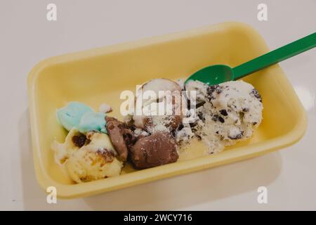 Topf mit Eiskugeln Stockfoto