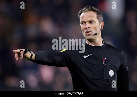 Nijmegen, Niederlande. Januar 2024. NIJMEGEN, NIEDERLANDE - 17. JANUAR: Schiedsrichter Bas Nijhuis zeigt mit dem Finger beim TOTO KNVB Cup Spiel zwischen NEC Nijmegen und Go Ahead Eagles im Goffertstadion am 17. Januar 2024 in Nijmegen, Niederlande. (Foto: Broer van den Boom/Orange Pictures) Credit: dpa/Alamy Live News Stockfoto