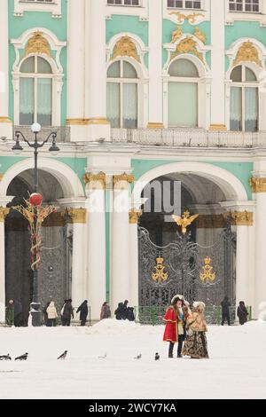 Russland, Sankt Petersburg, 30. Dezember 2023 - Schauspieler in der Rolle von Peter dem Großen und Katharina der Großen spazieren bei Schneefall über den Palast Stockfoto