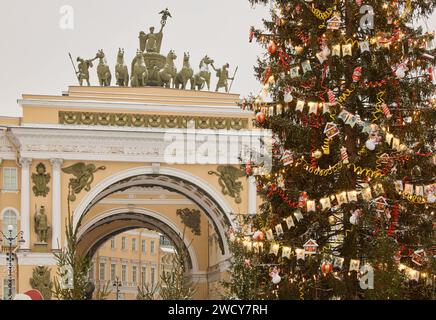 Russland, St. Petersburg, 30. Dezember 2023: Der HauptWeihnachtsbaum mit Lichtern der Dekoration, der Palastplatz der Stadt für die dekoriert Stockfoto