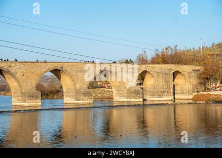 Dicle Bridge über den Fluss Tigris in Diyarbakir Türkei. (Türkisch: Dicle Köprüsü; Kurdisch: Pira Dehderî) Silvan-Brücke (Silvan Köprüsü / Pira Farqînê) Stockfoto