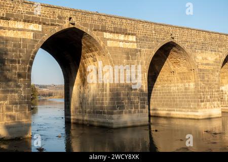 Dicle Bridge über den Fluss Tigris in Diyarbakir Türkei. (Türkisch: Dicle Köprüsü; Kurdisch: Pira Dehderî) Silvan-Brücke (Silvan Köprüsü / Pira Farqînê) Stockfoto