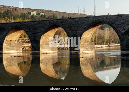 Dicle Bridge über den Fluss Tigris in Diyarbakir Türkei. (Türkisch: Dicle Köprüsü; Kurdisch: Pira Dehderî) Silvan-Brücke (Silvan Köprüsü / Pira Farqînê) Stockfoto