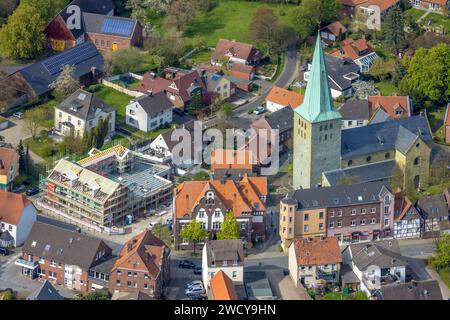 Aus der Vogelperspektive, St.. Katholische Reginakirche, Baustelle und Sanierung des Wohnhauses an der Ecke Reginenstraße und auf dem Tigge, Rh Stockfoto