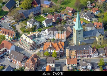 Aus der Vogelperspektive, St.. Katholische Reginakirche, Baustelle und Sanierung des Wohnhauses an der Ecke Reginenstraße und auf dem Tigge, Rh Stockfoto