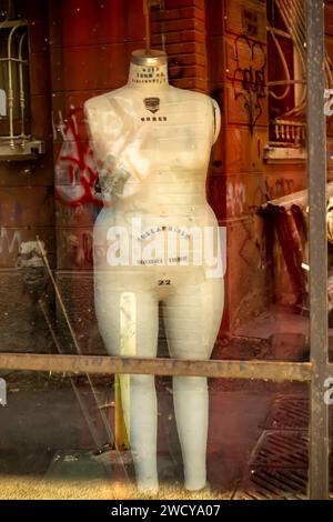 Weibliche Schaufensterpuppe mit Schildern, Damenpuppe im Schaufenster. Schaufensterpuppen im Schaufenster Türkei Istanbul Stockfoto
