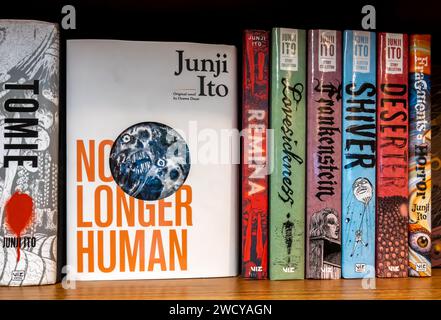 Junji Ito, "nicht mehr menschlich" und andere Bücher. Japanische Manga-Künstlerbücher im Regal, übersetzt in Englisch Stockfoto