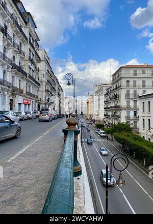 Algier Stadtbild, französische Kolonialseite der Stadt Algier Algerien. Moderne Stadt hat viele alte französische Gebäude Stockfoto