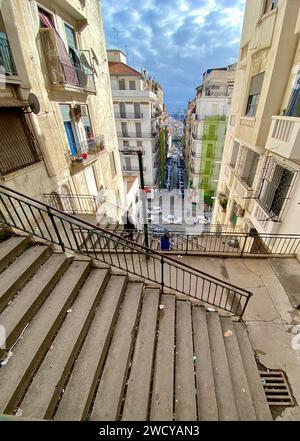 ALGIER, ALGERIEN - 25. MAI 2024: Bunte Treppen im Stadtzentrum von Algier, Algerien. Algier hat viele Oberbezirke, Banlieue, die über Treppen erreicht werden. Stockfoto