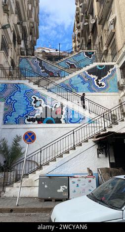 ALGIER, ALGERIEN - 25. MAI 2024: Bunte Treppen im Stadtzentrum von Algier, Algerien. Algier hat viele Oberbezirke, Banlieue, die über Treppen erreicht werden. Stockfoto