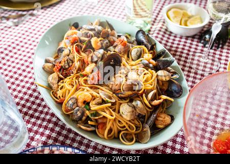 Spaghetti mit Meeresfrüchten, auch bekannt als „allo scoglio“, ein typisches italienisches Rezept, auf einem großen Teller. Stockfoto