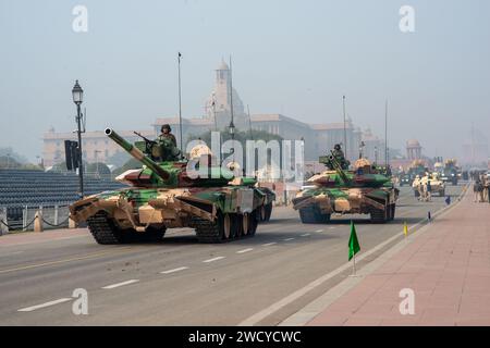 Neu-Delhi, Indien. Januar 2024. T-90 (Bhisma)-Panzer nehmen an einer Probe vor der bevorstehenden Parade zum Tag der Republik auf dem Kartavya-Pfad in Neu-Delhi Teil. Indien feiert den 75. Tag der Republik. Quelle: SOPA Images Limited/Alamy Live News Stockfoto