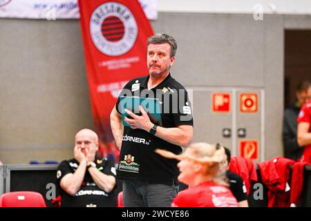 Dresden, Deutschland. Januar 2024. Alexander Waibl (Cheftrainer Dresdner SC) CEV Volleyball Cup 2024, Dresdner SC vs. Viteos Neuchatel UC am 17.01.2024 in der Margon Arena Dresden Credit: dpa/Alamy Live News Stockfoto