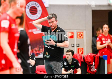 Dresden, Deutschland. Januar 2024. Alexander Waibl (Cheftrainer Dresdner SC) CEV Volleyball Cup 2024, Dresdner SC vs. Viteos Neuchatel UC am 17.01.2024 in der Margon Arena Dresden Credit: dpa/Alamy Live News Stockfoto