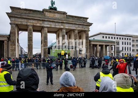 Bauerndemonstration in Berlin - abgesperrter Bereich vor der Redetribüne für Presse und Fotografen. Bauerndemonstration am 15. Januar 2024 gegen die Abschaffung der Agrardiesel - Rückvergütung in Berlin vor dem Brandenburger Tor mit geschätzten 30,000 Demonstranten und vielen tausend Traktoren, die teilweise ausserhalb der Stadt warten müssen. Berlin Brandenburger Tor Berlin Deutschland *** Bauerndemonstration in Berlin Absperrfläche vor den Referenten steht für Presse und Fotografen Bauerndemonstration am 15. Januar 2024 gegen die Abschaffung des landwirtschaftlichen Dieselreißens Stockfoto