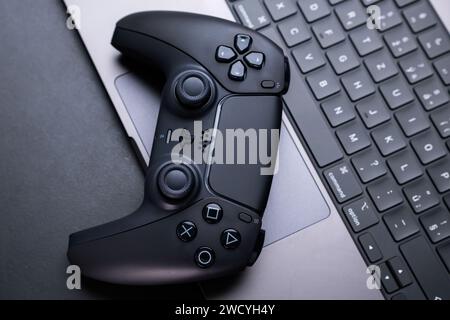 BERLIN, DEUTSCHLAND - 14. JANUAR 2024: Detaillierte Fotos, die die unmittelbare Nähe eines Videospielcontrollers und einer Tastatur darstellen. Stockfoto