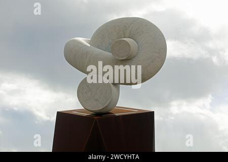 Monument des Migrationsgipfels vor der Auberge de Castille in Valletta Stockfoto