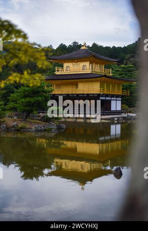 Kinkaku-ji, offiziell Rokuon-ji genannt, ist ein buddhistischer Zen-Tempel in Kyoto, Japan Stockfoto