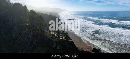 Sonnenlicht scheint an der Küste Oregons nahe Cannon Beach. Diese Region, wo Wald und Ozean aufeinander treffen, ist bekannt für ihre wunderschöne Küste. Stockfoto